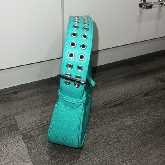 Urban Outfitters Lucy Medium Crescent Bag - Picture 4 of 13